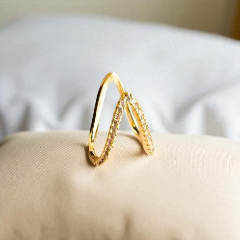 Minimalist Gold-Toned Wave Ring with Cubic Zirconia Accents